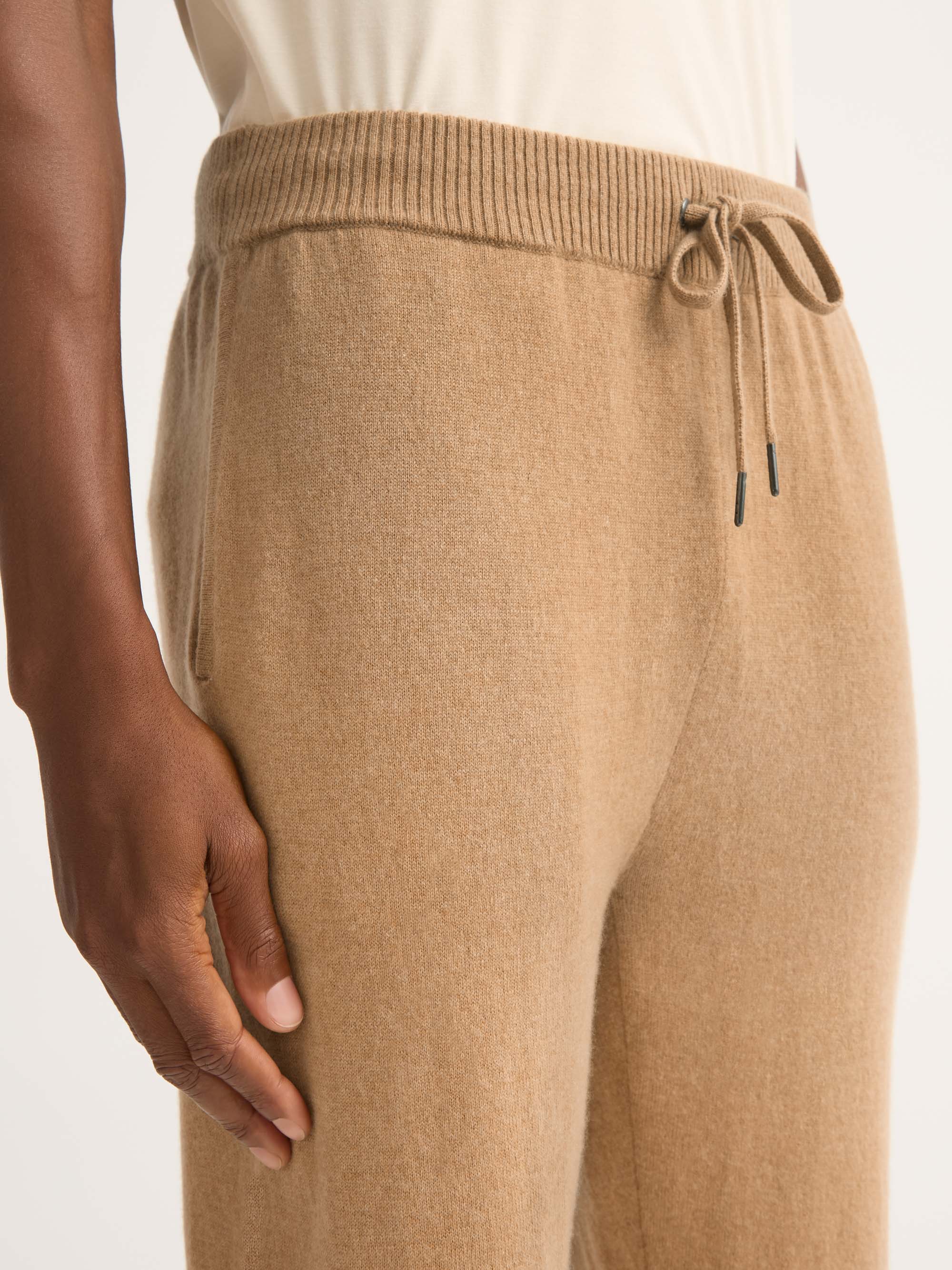 パンツ UNIVERSAL PRODUCTS 3 Camel Men's Cuffed Track Pants Finley Cashmere Camel | Derek Rose